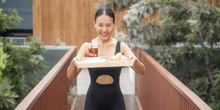 เคล็ดลับเฮลตี้ของบุ๊ค เวลาทานขนมกับเพื่อน 🍰💪